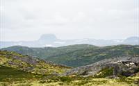 Hårteigen, Hardangerviddas høyeste fjell, langt i bakgrunnen.