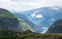 Utsikt fra toppen av Hjølmaberget, med Eidfjordvatnet sett nedenfor i det fjerne.