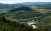 Utsikt ned mot Vivelid fra toppen av et fjell.