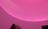 Besøkande opplever ein unik lysinstallasjon inne i Hardanger Skyspace.