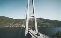 Bilde av en bobil som kjører over brua.