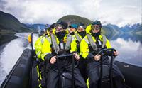 Ei gruppe entusiastiske turistar klare for ein uforgløymeleg RIB-tur på Hardangerfjorden.