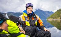 Guiden gjer klar for ein spennande RIB-safari på Hardangerfjorden, omgitt av majestetiske fjell.