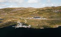 Droneutsikt over Halne fjellstugu og havneområdet.
