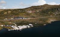 Et droneskudd av Halne fjellstugu og havneområdet.