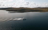 Et dronebilde av Halnekongen midt i Halnefjorden.