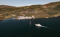 Et dronebilde av Halnekongen på vei mot kaien.