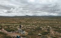 To turgåere sett i det fjerne på Hardangervidda.