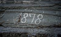 Stein med inngravert årstalet "1878" på Helleland Gard, som viser garden sin lange historie.