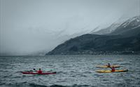 Spektakulære omgjevnader når ein padlar på fjorden