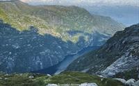 Djup fjord sett frå høgfjellet i Hardanger, med bratte fjellsider og dramatisk vestnorsk natur
