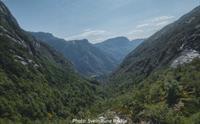 Grøn dal omgitt av bratte fjell i Hardanger, frodig landskap og stille natur perfekt for vandring