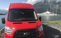 Shuttlebus med Hardangerfjorden i bakgrunnen.