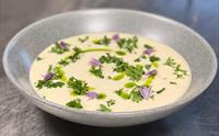 Nydeleg krema suppe med urter og etande blomar – ein smak av Hardanger på Siderhuset Ola K.