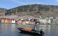 Rib-båt med Bryggen i Bergen i bakgrunnen