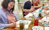Besøk vårt atelier og møt folk med lignende hobbyer.