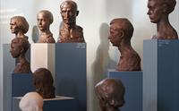 Ein serie byster utstilt i Ingebrigt Vik Museum, som viser portrettkunst.