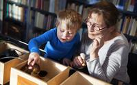 Bestemor og barnebarn oppdagar litterære skattar i ein interaktiv utstillingsboks på Haugesenteret.