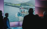 Mennesker på omvisning om havnæring