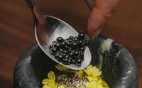 En skål med mat - fiskerogn og blomster