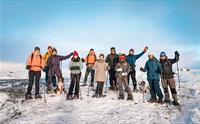 Gruppe på trugetur i Hardanger, klare for eventyr med storslått utsikt.
