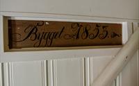 Detaljbilde av treplakat inne i Jondal Hotel som viser byggeåret 1853.