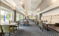 Restauranten på Kinsarvik Fjordhotel, med panoramautsikt og hyggeleg atmosfære.