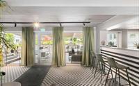 Barområdet på Kinsarvik Fjordhotel, med stilfull innreiing og god atmosfære for gjestene.