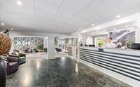 Resepsjonen på Kinsarvik Fjordhotel, med innbydande interiør og lun atmosfære.
