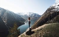 En kvinne står på «selfie-steinen» på Kjeåsen.