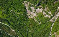 Et dronebilde av den svingete veien opp til Kjeåsen.