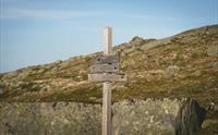 En skilt som viser skilt mot Krækkja, Kjeldebu og Stigstuv.