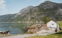 En oversikt over Kråkeskarvetstranda på en solrik og travel dag.