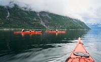 Noen røde kajakker på fjorden.