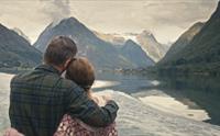 Par som ser utover fjorden på et fjord cruise