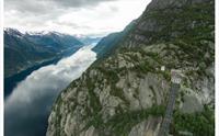 Flyfoto av Lilletopp, med dei bratte fjellsidene og det ikoniske rørsystemet ned mot fjorden.