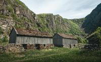 To av bygningene på museet, med fjell i bakgrunnen.