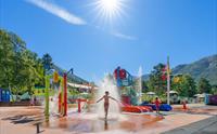 Born leikar i vassparken på ein solfylt dag i Mikkelparken
