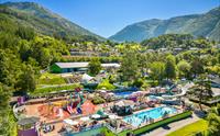 Oversiktsbilete av Mikkelparken i Hardanger med badeområde, vassrutsjebaner og vakker fjordutsikt