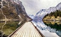 Snøkledde fjelltopper i fjordlandskap