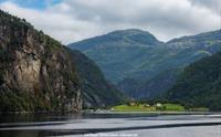 Fjord cruiset seiler gjennom smale Mostraumen