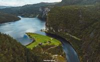 Fjord cruiset seiler gjennom smale Mostraumen
