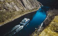 Fjord cruiset seiler gjennom smale Mostraumen