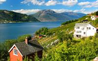 Hus langs Hardangerfjord