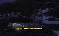 Fonna1199 skin i natta, med det snødekte landskapet og mørke fjell som bakteppe