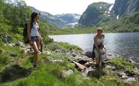 To damer har kvilepause ved Nipevatn
