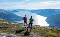 Turgåarar på toppen av fjellet med panoramautsikt over Hardangerfjorden.