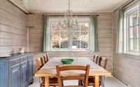 Tradisjonell spisestove med rustikt trebord og utsikt mot den vakre Hardanger-naturen.