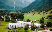 Rosendal Fjordhotel med vakker utsikt mot fjord og fjell i Hardanger.