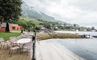 Uteområdet ved Rosendal Fjordhotel med tilgang til fjorden.